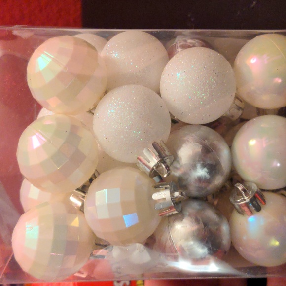 Mix of small red and white ornaments, open box but not used - Picture 3 of 4